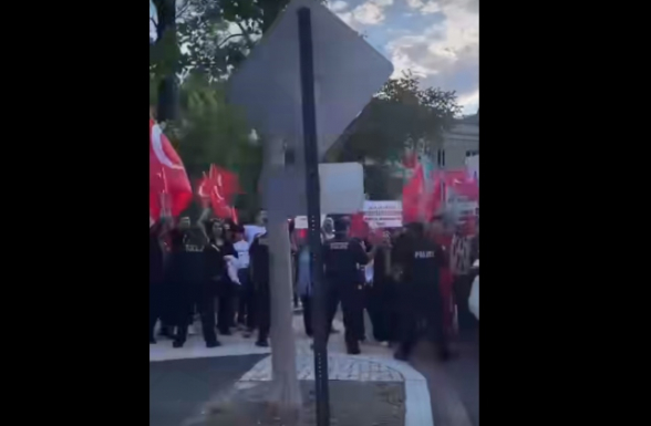 Участники антиармянской демонстрации в США скандируют фамилию Пашиняна (видео)